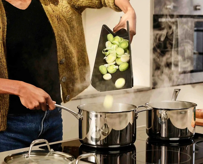 Joseph Joseph | Chop 2 Pot Plus Folding Black Cutting Board