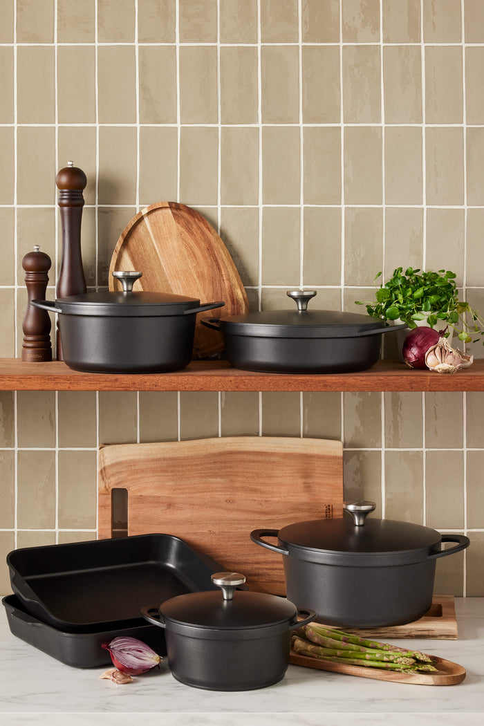 Maxwell & Williams Cast Lite Non-Stick Roaster Set of 2 Black Gift Boxed - 34/38cm