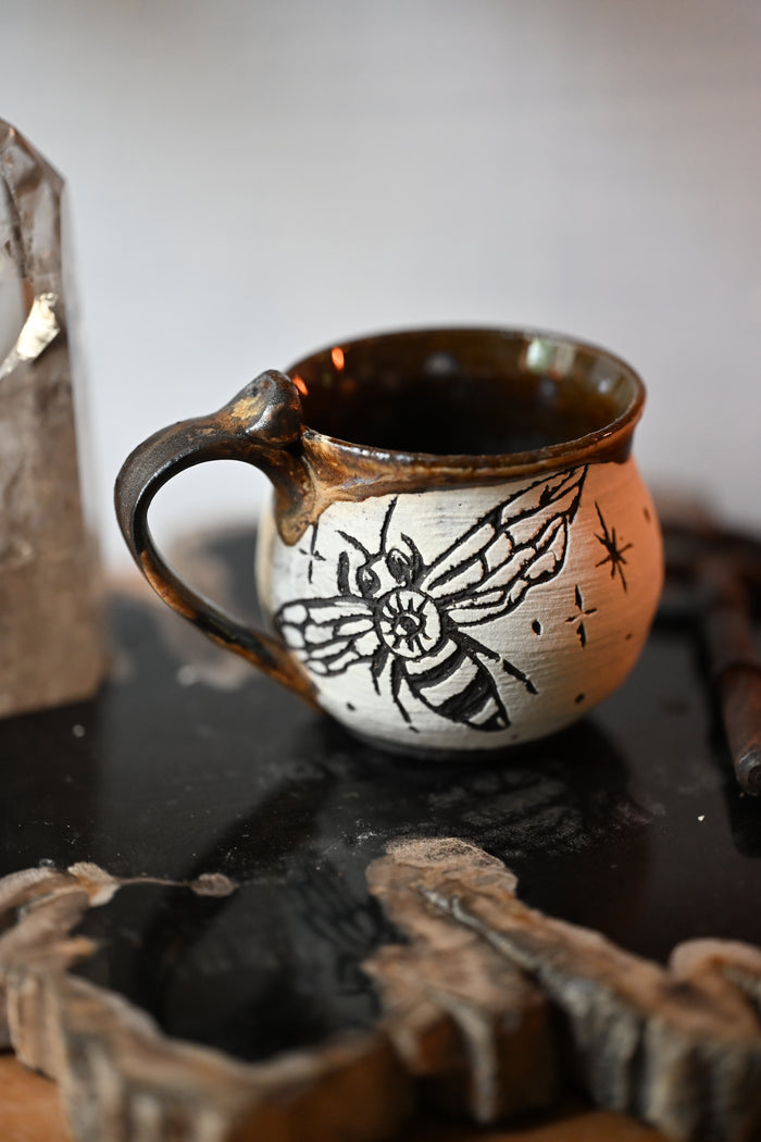 Tiny bee mug